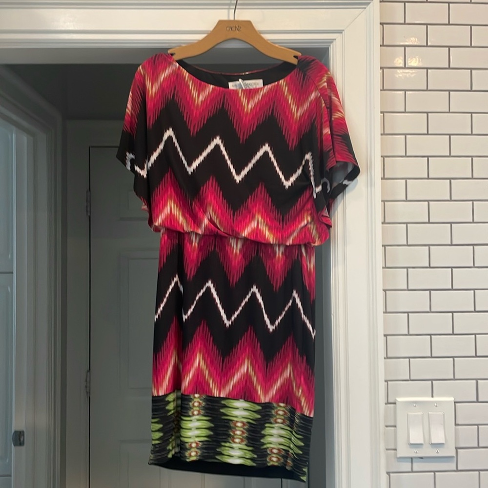 Chevron print short sleeve  stretchy dress. Ss 4 Pnk/Blk